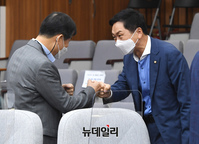 [포토] 입장하는 김기현 국민의힘 원내대표