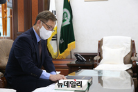 [포토] 강원 춘천고 찾은 최재형 대선 예비후보