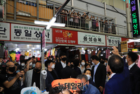 [포토] 대구 서문시장서 시민들에게 인사 나누는 홍준표