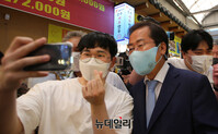 [포토] 경주 찾아 인기 실감한 홍준표, 지지자와 함께 "무야홍"