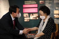 [포토] 위안부 피해자 이용수 할머니 만나 대화하는 윤석열