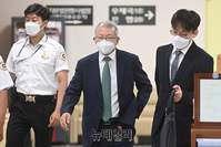 [포토] 법정 향하는 양승태 전 대법원장