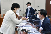 [포토] 대화 나누는 전해철·서영교