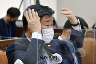 [포토] 땀 닦는 전해철 행안부 장관