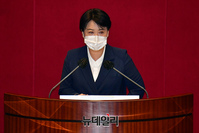 [포토] 사퇴 신상발언 하는 윤희숙 의원