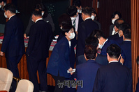 [포토] 본회의장 떠나는 윤희숙 국민의힘 의원