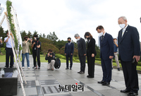 [포토] 부산 UN기념공원 찾은 최재형 예비후보