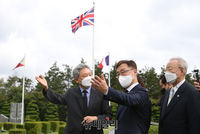 [포토] 한국전쟁 참전용사 황상영 선생과 UN기념공원 찾은 최재형