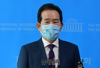 [포토] 사퇴 후 기자들의 질문에 답하는 정세균