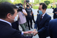 [포토] 중도 사퇴 후 의원들과 인사 나누는 정세균 후보