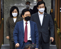 [포토] 입장하는 김기현 국민의힘 원내대표