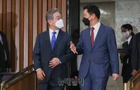 [포토] 함께 입장하는 이재명·김기현