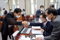 [포토] 인사 나누는 윤호중·김기현