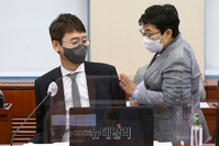 [포토] 대화 나누는 임이자·김웅