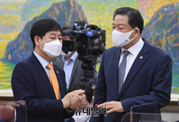 [포토] 대화 나누는 구윤철 국무조정실장과 황기철 국가보훈처장