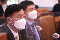 [포토] 답변하는 김홍희 해양경찰청장