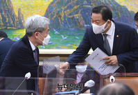 [포토] 대화 나누는 고승범·황기철