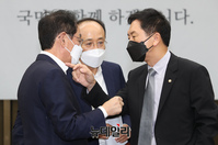 [포토] 대화 나누는 김기현·김도읍·추경호