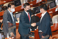 [포토] 의원들과 악수하는 최형두 국민의힘 의원