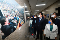 [포토] 창당 66주년 기념 사진 관람하는 민주당 지도부