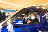 [포토] 광주 찾아 캐스퍼에 올라 탄 이재명 예비후보