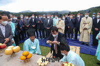 [포토] 윤신달 장군 묘 참배하는 윤석열