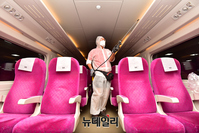 [포토] 추석 앞두고 SRT 내부 소독