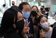 [포토] 경남지사 시절 완성한 '남명학사 서울관' 찾은 홍준표