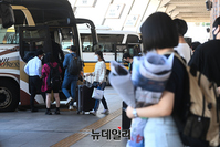 [포토] 추석연휴 시작, 고속버스 탑승하는 귀성객