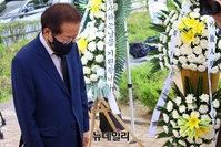 [포토] 국회 인근에 마련된 자영업자-소상공인 합동분향소 찾은 홍준표