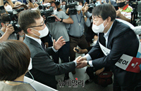 [포토] 서울역에서 만난 최재형·윤석열