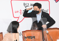 [포토] 거수경례 하는 김기현 원내대표