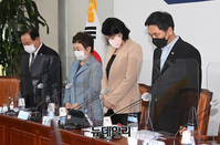 [포토] 묵념하는 김기현 원내대표와 지도부