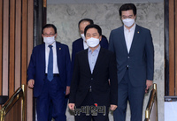 [포토] 입장하는 김기현 국민의힘 원내대표