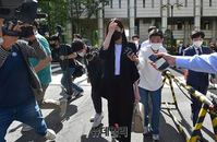 [포토] 음주운전 첫 재판 마치고 법원 나서는 리지