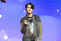 [포토] NIK 태훈 '신혼여행은 산타모니카로 즐겨요'