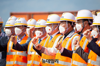 [포토] 제주항 둘러보는 이재명