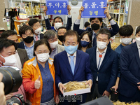 [포토] 경북 영주 풍기인삼시장 찾은 홍준표