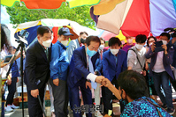 [포토] 대구 칠성시장 방문한 홍준표