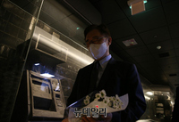 [포토] 2.18 대구지하철 화재 참사 기억공간서 묵념하는 최재형 후보