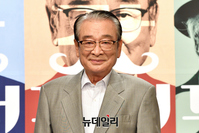 [포토] 이순재 "국민 아버지로 찾아 뵐게요"