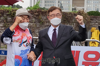 [포토] '화천대유 특검 촉구'하는 이재오 만나 독려하는 최재형