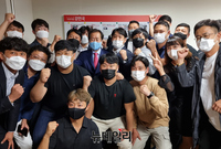 [포토] 청년지지자와 기념촬영하는 홍준표 후보