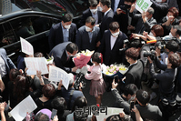 [포토] 지지자가 준비한 꽃다발 받는 윤석열 후보