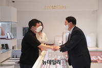 [포토] 부산 서면지하상가서 상인과 악수나누는 윤석열