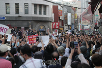 [포토] 부산 동래시장서 시민들과 인사 나누는 윤석열