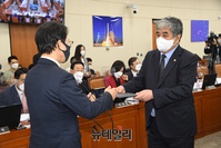 [포토] 선서문 전달하는 한상혁 위원장