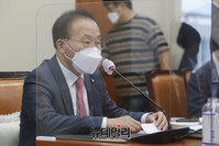 [포토] 발언하는 윤재옥 국회 정무위원장