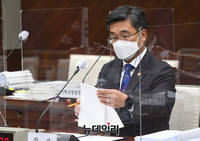 [포토] 국방위 국정감사서 서류 살펴보는 서욱 장관