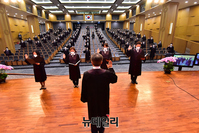[포토] 신임법관 임명식서 선서하는 김명수 대법원장·신임법관들